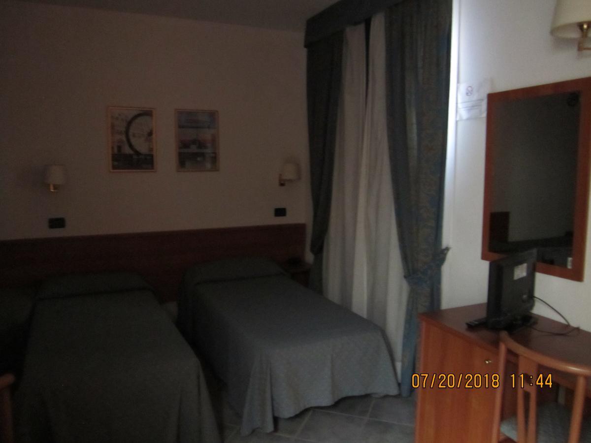 Adelphi Room & Breakfast Ferrara Eksteriør billede